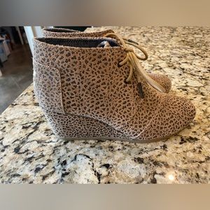 Toms 300416 Cheetah Suede Lace Wedge Booties Boots size 8